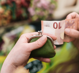 Une personne manipule un billet de 10 euros