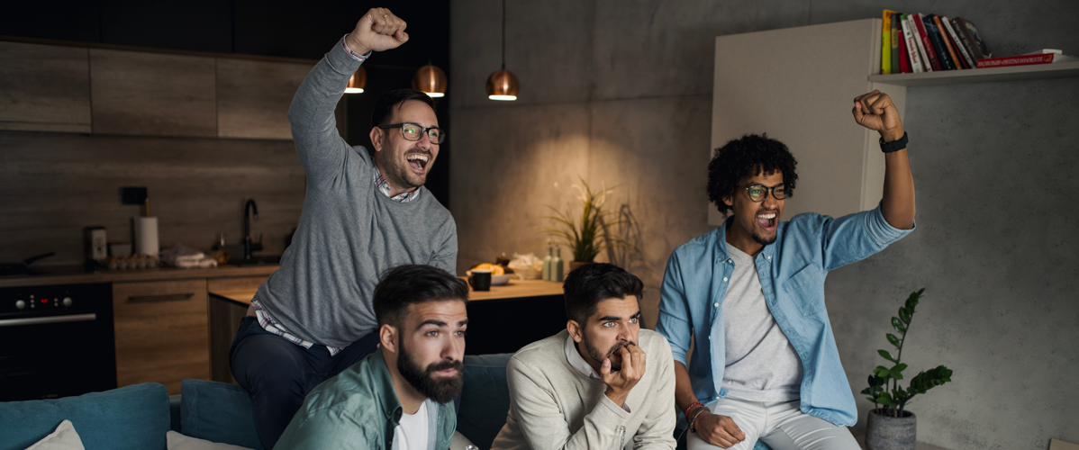 Un groupe d'amis regardant un match à la TV