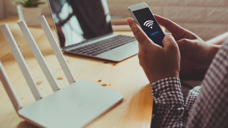Quelqu'un connecte un smartphone à un objet connecté