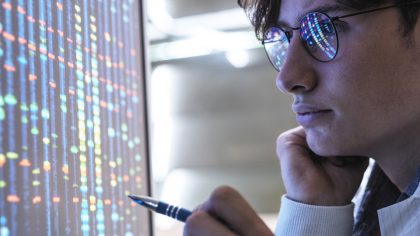 Un analyste regarde des données