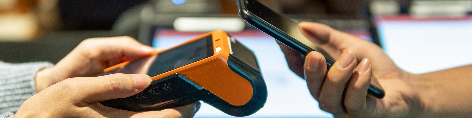 Un smartphone se connecte à un système de paiement