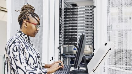 Une informaticienne configure un serveur dans un datacenter