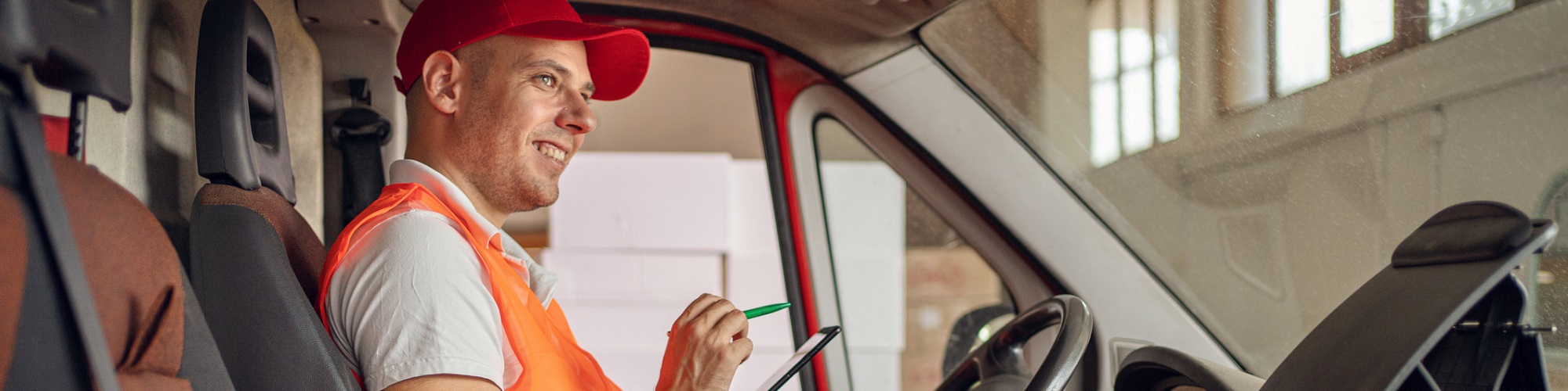 Un livreur avec une tablette dans son camion