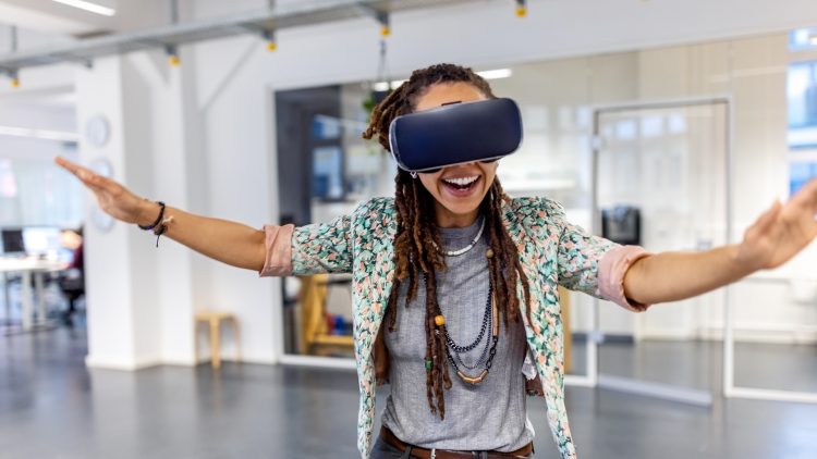 Femme avec casque de réalité virtuelle