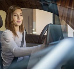 A driver uses global positioning system in her car / Une conductrice utilise un système GPS dans sa voiture