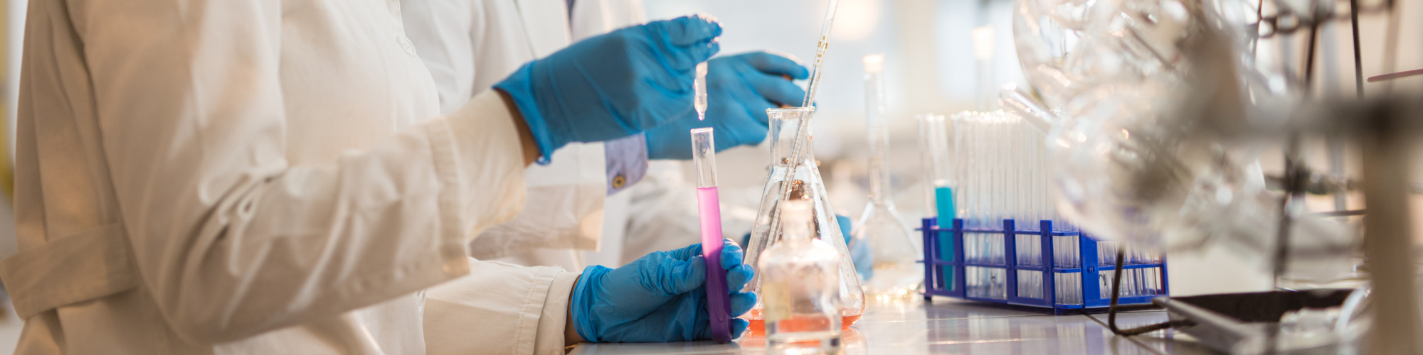 lab scientists / scientifiques dans un laboratoire