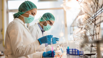 lab scientists / scientifiques dans un laboratoire