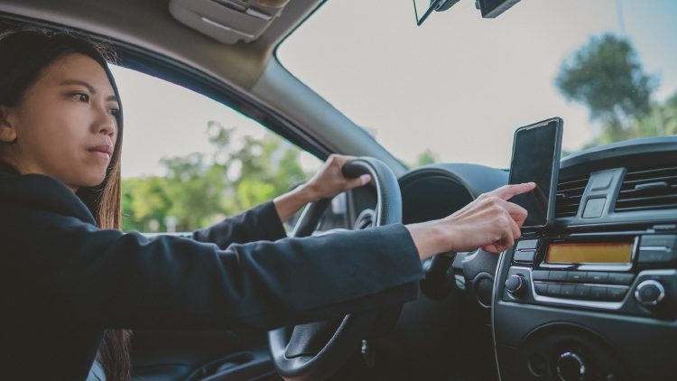 GettyImages - white paper in-car payment - livre blanc paiement voiture connectée