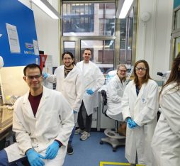 Laboratoire de robotique molle - École polytechnique fédérale de Zurich (chef de laboratoire : Robert Katzschmann (absent de la photo). De gauche à droite : Jose Greminger (étudiant en master), Pablo Paniagua (étudiant en master), Jakob Schreiner (doctorant invité), Aiste Balciunaite (doctorant), Miriam Filippi (chercheuse confirmée) et Asia Badolato (doctorante).