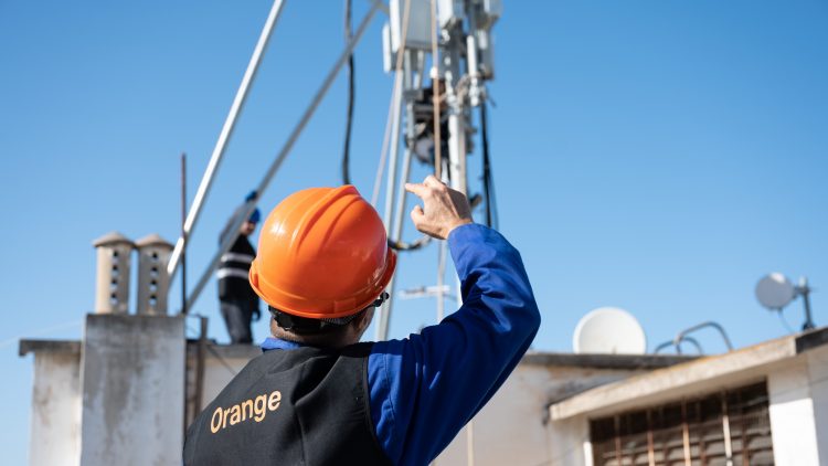 Pose d'une antenne sur un toit au Maroc par un employé Orange / Installation of an antenna on a roof in Morocco by an Orange employee - photo Irène de Rosen