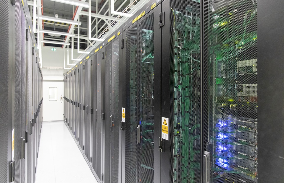 Salle remplie d'armoires informatiques - A room full of computers